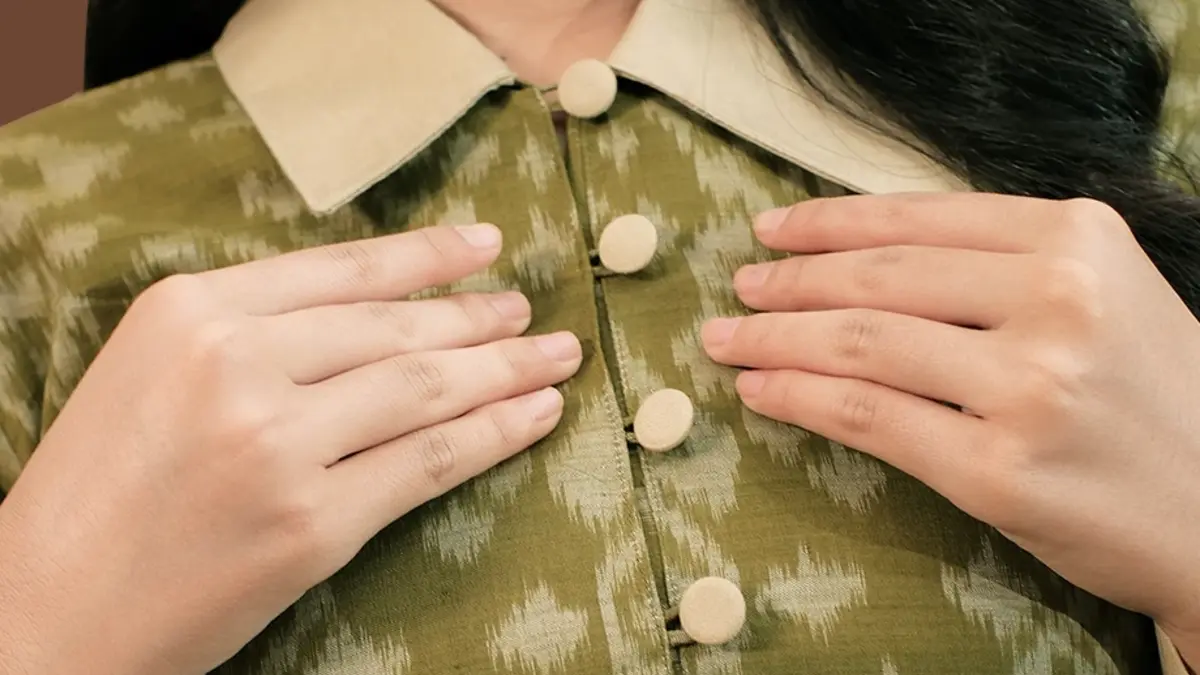 Detail kerah dan kancing blouse tenun wanita motif ikat warna hijau olive