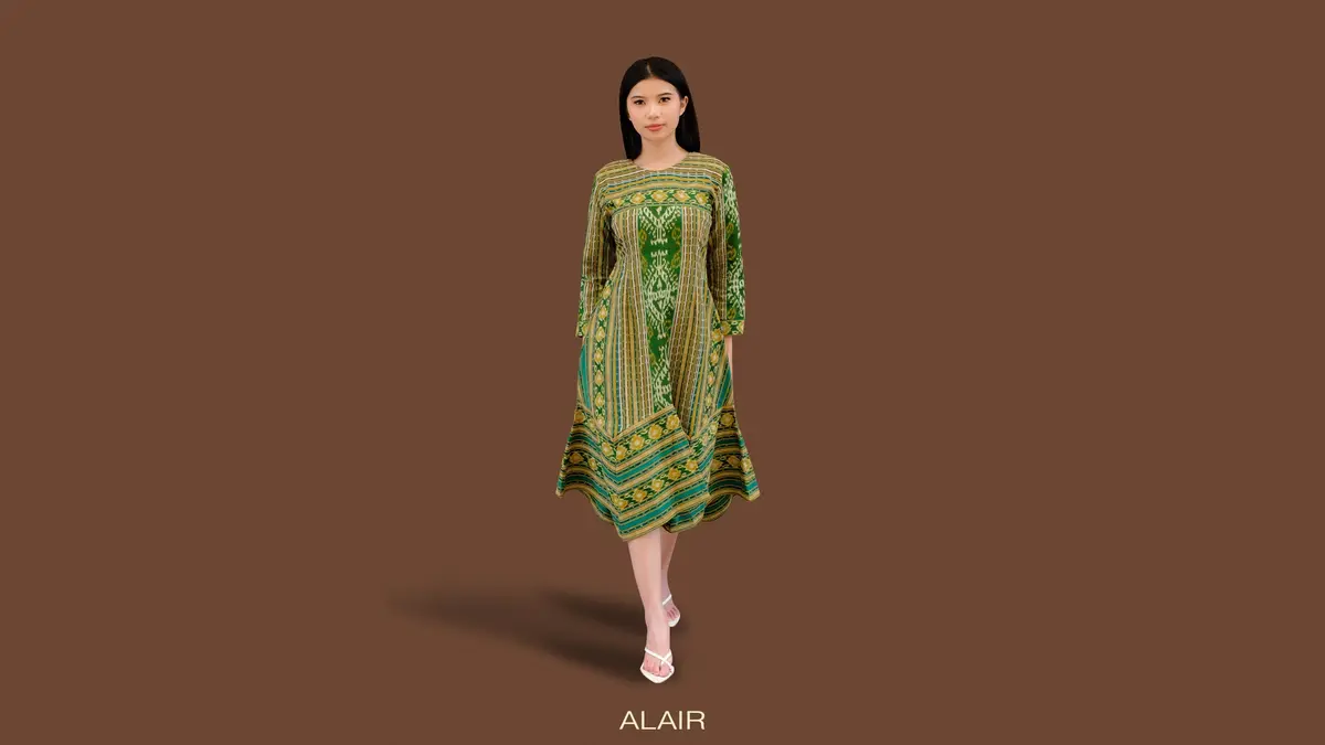 Model memakai dress tenun lengan panjang motif geometris warna hijau dan emas
