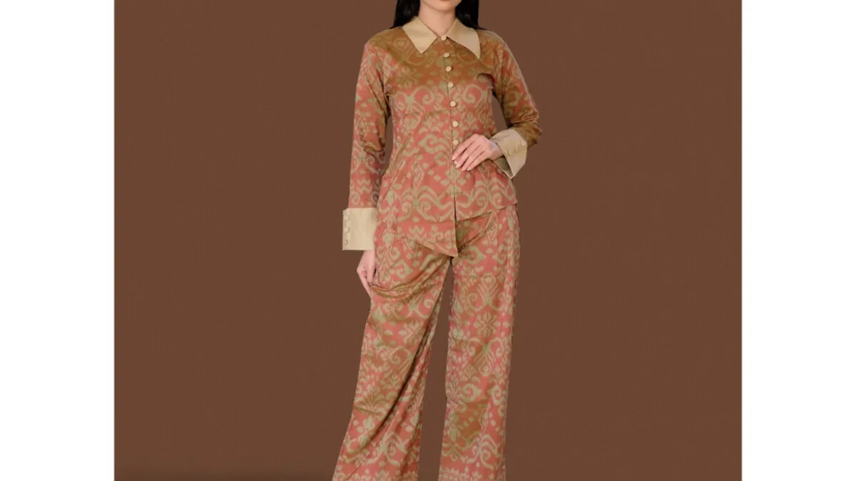 Paduan setelan blouse dan celana tenun untuk acara formal